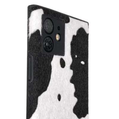 photo d'une coque de protection pour iPhone 12 imitant la peau d'une vache