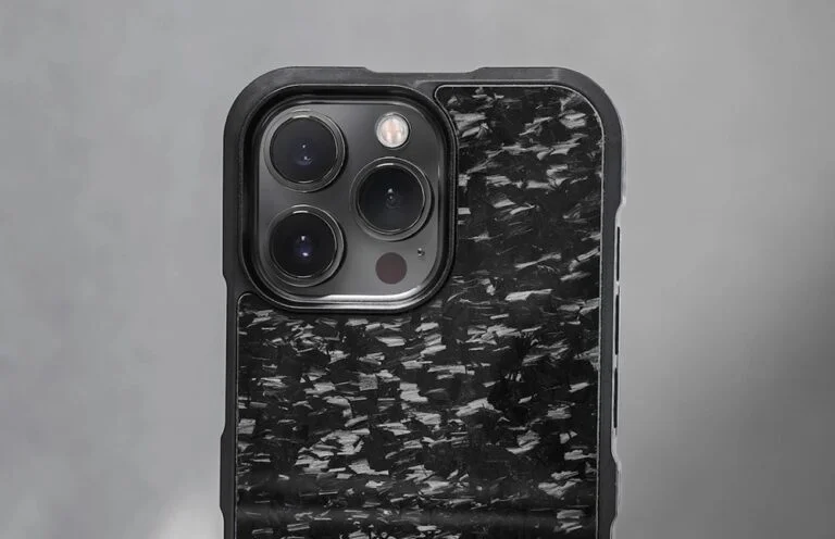 Coque de protection en Kevlar carbone illustrant l'article sur les meilleures coques de protection en vente pour iPhone
