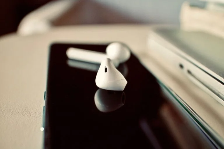 Photo artistique de 2 écouteurs AirPods sur un iPhone