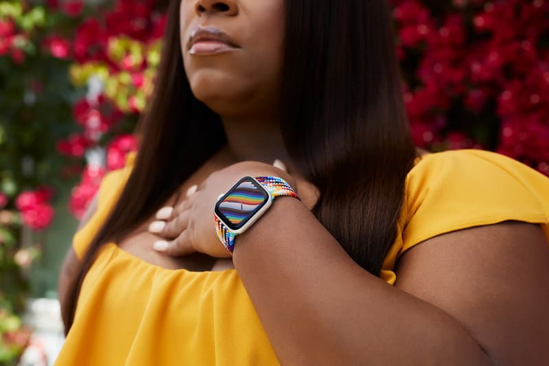 Photo d'une femme portant le nouveau bracelet Apple Watch Pride Edition en hommage au monde LGBTQ+