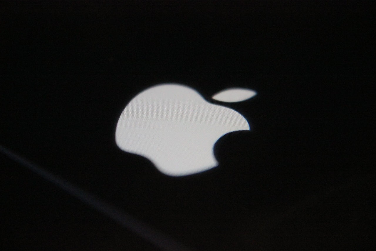Logo Apple sur fond pour exprimer les vulnerabiltes zero-day que rencontrent la marque à la pomme