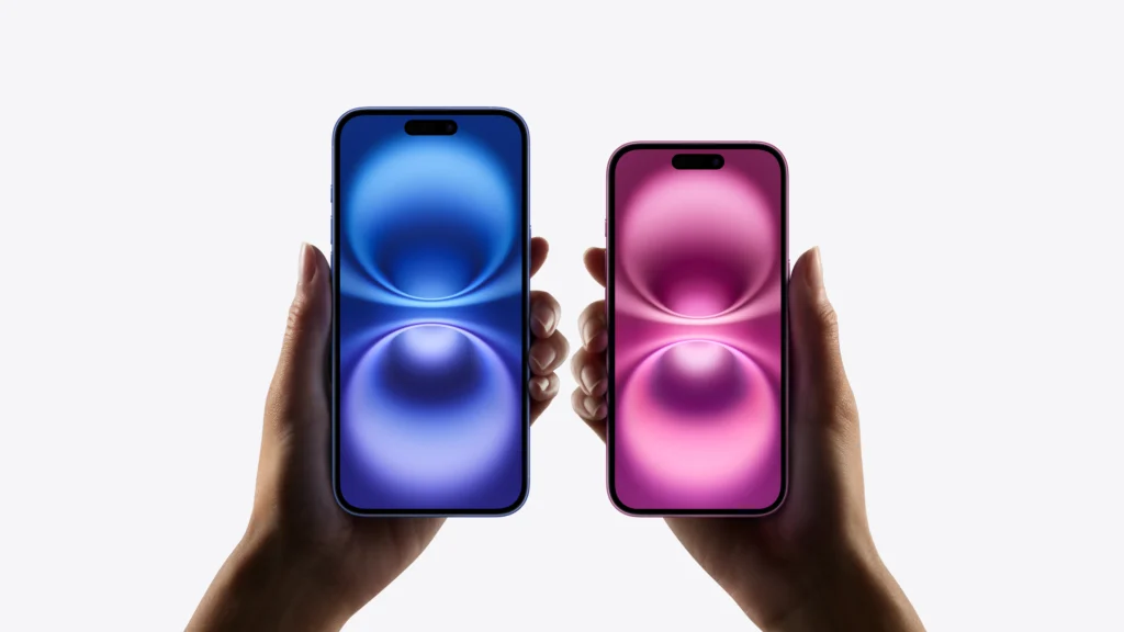 iPhone 16 et iPhone 15 côte à côte sur une surface minimaliste avec accessoires MagSafe premium Apple